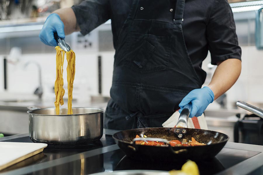 Pasta fresca en cocina profesional
